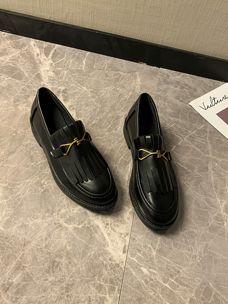 Alkalmi női cipő bojttal és fém elemmel - két modell