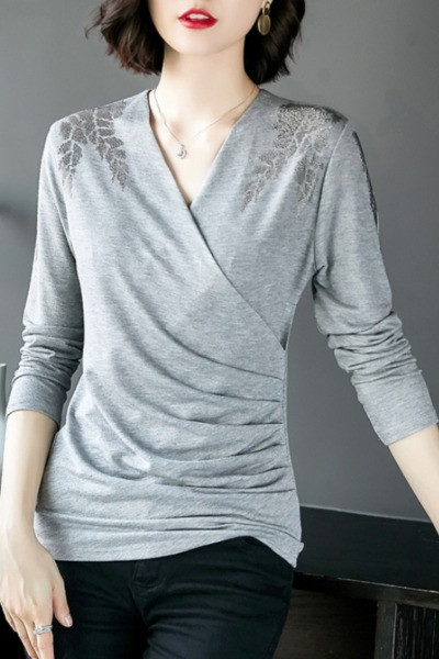 Modern női blúz, hosszú ujjal és spitz nyakkivágással