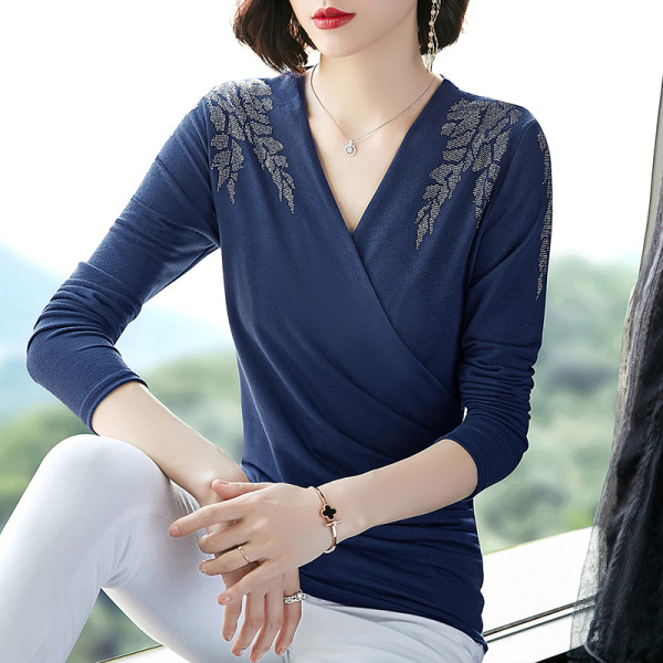 Modern női blúz, hosszú ujjal és spitz nyakkivágással