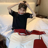 Paprasti moteriški platūs marškinėliai su ovalia iškirpte