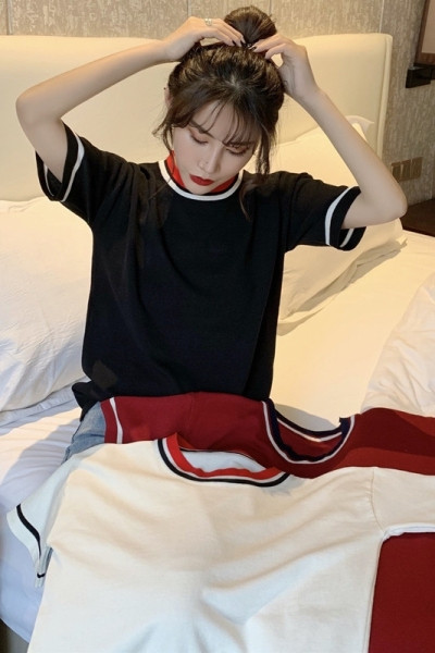 Paprasti moteriški platūs marškinėliai su ovalia iškirpte