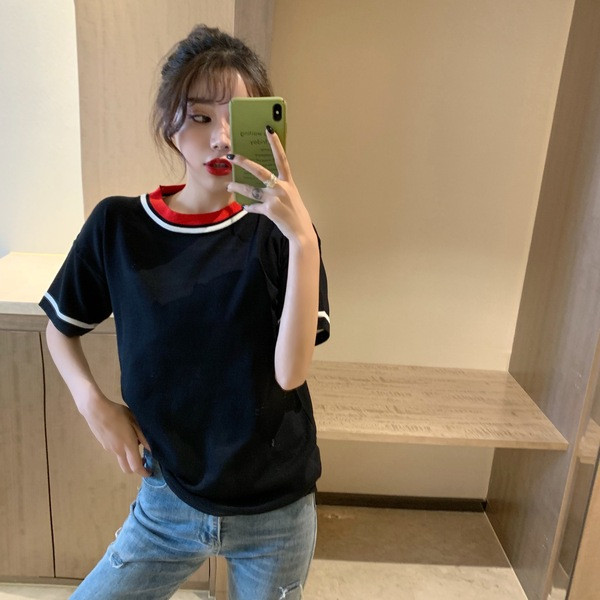 Paprasti moteriški platūs marškinėliai su ovalia iškirpte