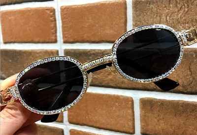 Modernas sieviešu brilles ar apaļām lēcām un dekorācijas akmeņiem