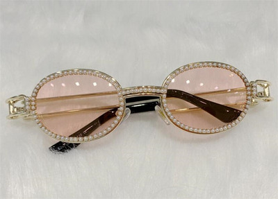 Modernas sieviešu brilles ar apaļām lēcām un dekorācijas akmeņiem