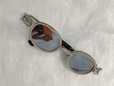 Modernas sieviešu brilles ar apaļām lēcām un dekorācijas akmeņiem