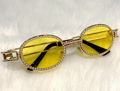 Modernas sieviešu brilles ar apaļām lēcām un dekorācijas akmeņiem