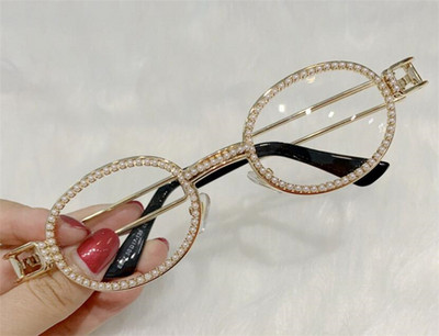 Modernas sieviešu brilles ar apaļām lēcām un dekorācijas akmeņiem