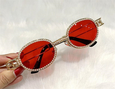 Modernas sieviešu brilles ar apaļām lēcām un dekorācijas akmeņiem