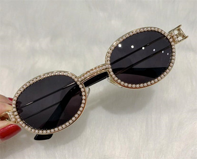 Modernas sieviešu brilles ar apaļām lēcām un dekorācijas akmeņiem