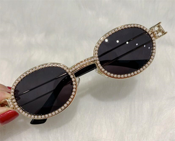 Modernas sieviešu brilles ar apaļām lēcām un dekorācijas akmeņiem