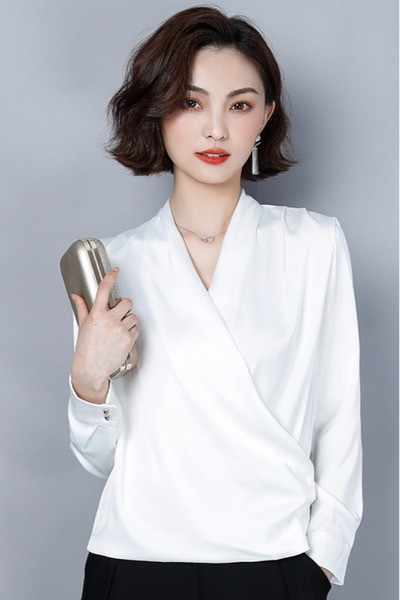 Cămașă de damă din satin cu mâneci lungi și decolteu spitz