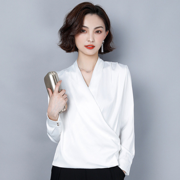 Cămașă de damă din satin cu mâneci lungi și decolteu spitz