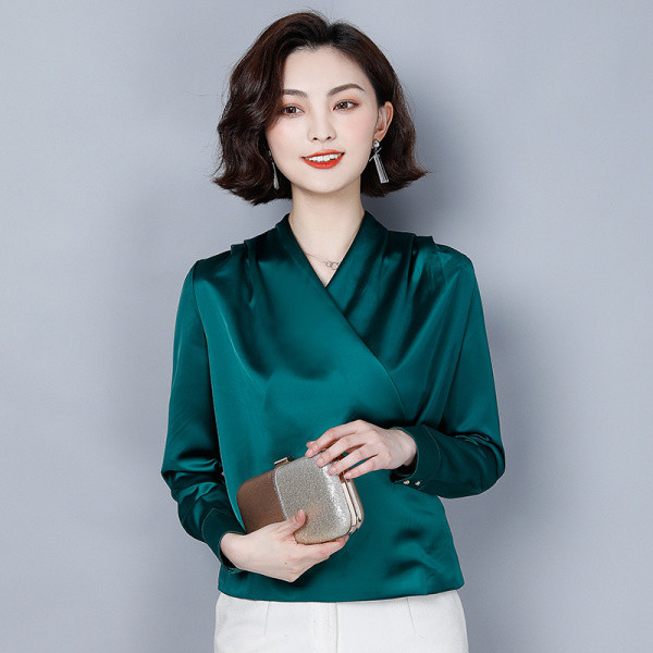 Cămașă de damă din satin cu mâneci lungi și decolteu spitz