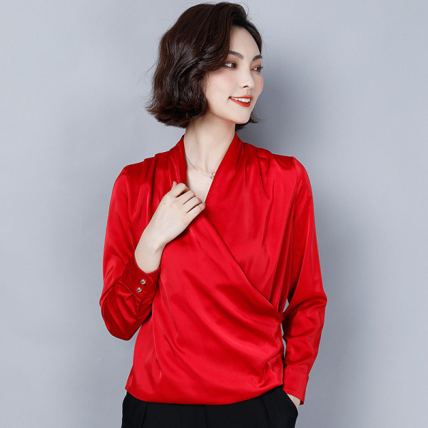 Cămașă de damă din satin cu mâneci lungi și decolteu spitz