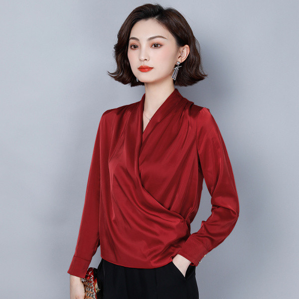 Cămașă de damă din satin cu mâneci lungi și decolteu spitz