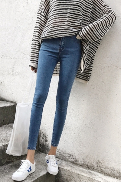 Liibuvad naiste kõrge vöökohaga teksad