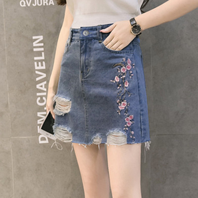 Moderni sieviešu īsi svārki ar izšuvumiem un saplēstiem motīviem