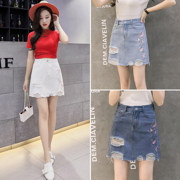 Moderni sieviešu īsi svārki ar izšuvumiem un saplēstiem motīviem