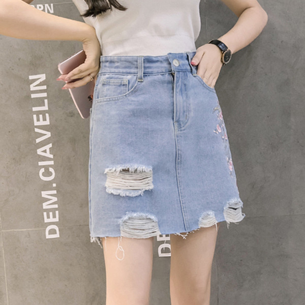 Moderni sieviešu īsi svārki ar izšuvumiem un saplēstiem motīviem