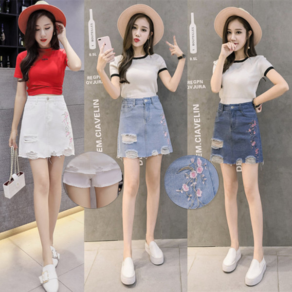 Moderni sieviešu īsi svārki ar izšuvumiem un saplēstiem motīviem