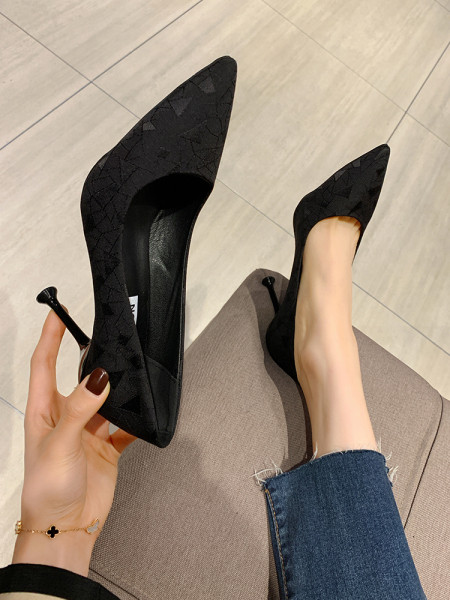 Pagaląsti moteriški stilingi batai 9 cm plonu kulnu – juodos spalvos