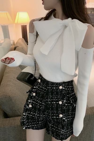 Moderna ženska pripijena bluza s izrezima i trakom