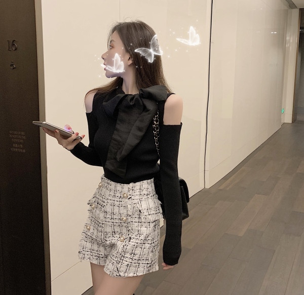 Moderna ženska pripijena bluza s izrezima i trakom