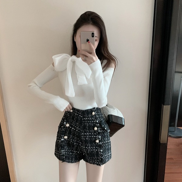 Moderna ženska pripijena bluza s izrezima i trakom