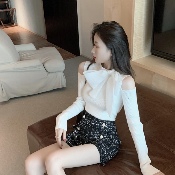 Moderna ženska pripijena bluza s izrezima i trakom