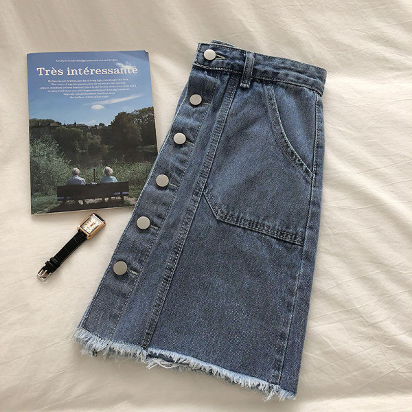 Női farmerszoknya magas derékkal, zsebekkel és gombokkal