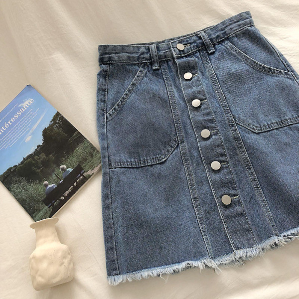 Női farmerszoknya magas derékkal, zsebekkel és gombokkal