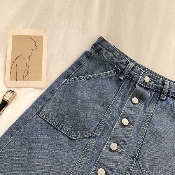 Női farmerszoknya magas derékkal, zsebekkel és gombokkal