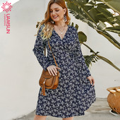 Suures suuruses naiste vabaajakleit pikkade varrukate ja sügava kaelusega