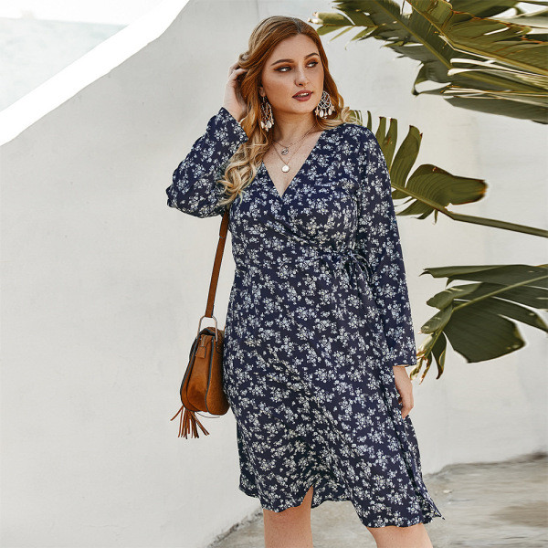 Suures suuruses naiste vabaajakleit pikkade varrukate ja sügava kaelusega