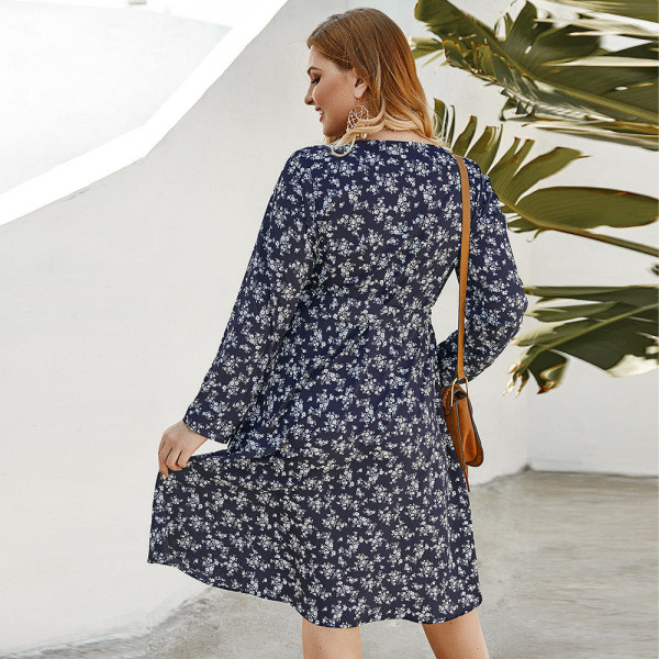 Suures suuruses naiste vabaajakleit pikkade varrukate ja sügava kaelusega