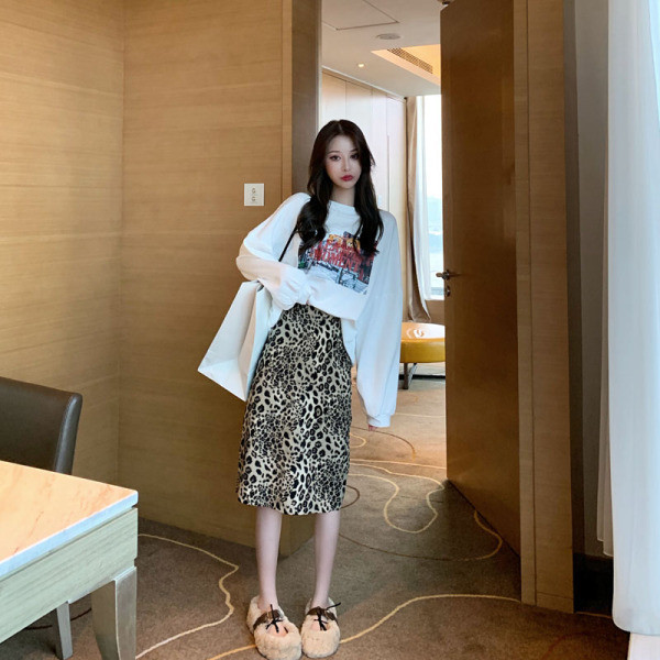 Moteriškas sijonas su leopardo raštu ir aukštu juosmeniu