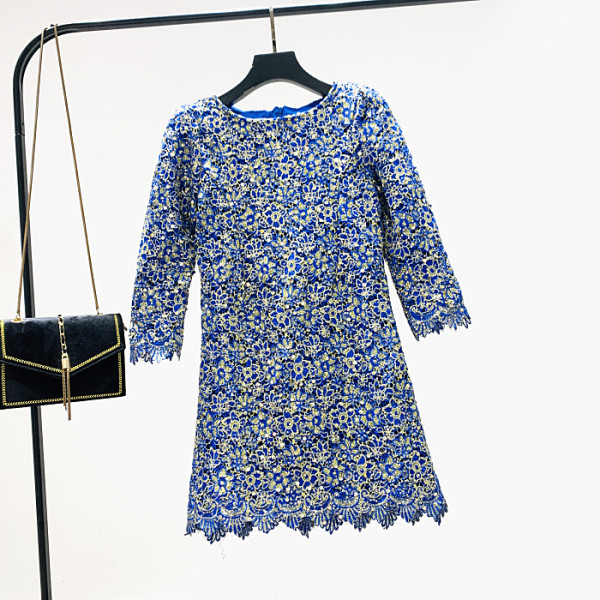 Rochie de dama moderna din dantela cu decolteu oval si maneci 3/4