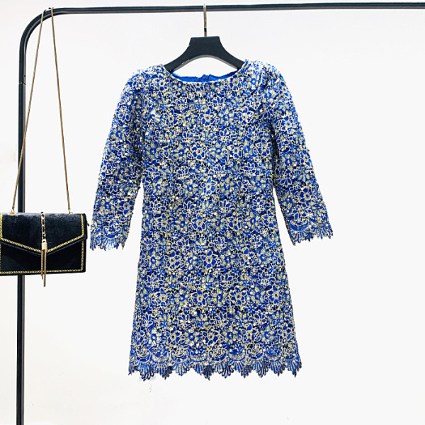 Rochie de dama moderna din dantela cu decolteu oval si maneci 3/4