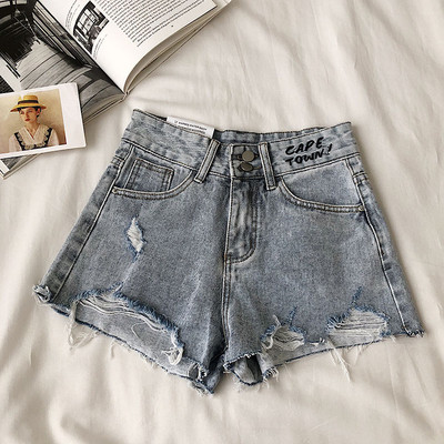 Къси дънкови панталони със скъсани мотиви и бродиран надпис