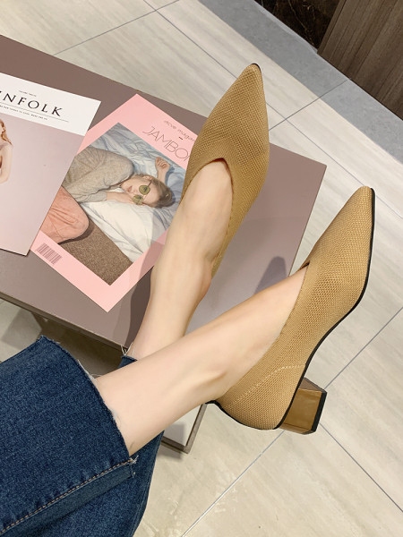 Vienkāršs sieviešu smailo apavu modelis ar 4 cm biezu papēdi