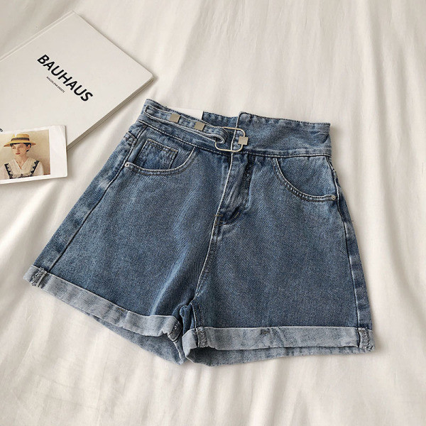 Naiste lühikeste pükste lai mudel kõrge vöökoha ja metallelementidega