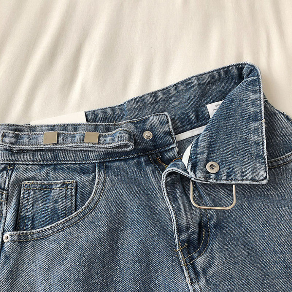 Naiste lühikeste pükste lai mudel kõrge vöökoha ja metallelementidega