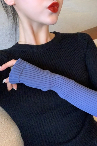 Melna sieviešu pieguloša blūze ar ovālu kakla izgriezumu un krāsainām piedurknēm