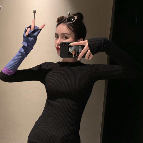 Melna sieviešu pieguloša blūze ar ovālu kakla izgriezumu un krāsainām piedurknēm