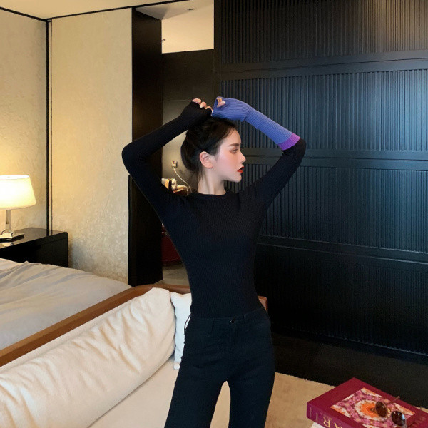 Melna sieviešu pieguloša blūze ar ovālu kakla izgriezumu un krāsainām piedurknēm