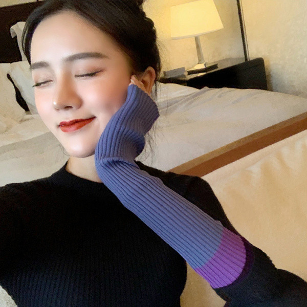 Melna sieviešu pieguloša blūze ar ovālu kakla izgriezumu un krāsainām piedurknēm