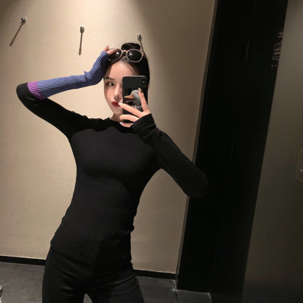 Melna sieviešu pieguloša blūze ar ovālu kakla izgriezumu un krāsainām piedurknēm