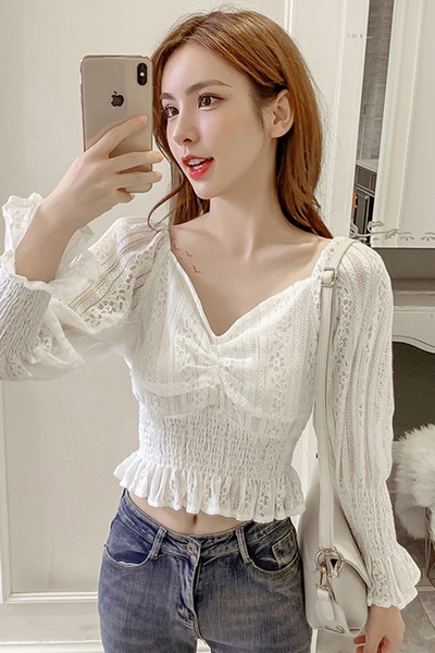 Sieviešu ikdienas īsa blūze ar špica kakla izgriezumu un garām piedurknēm