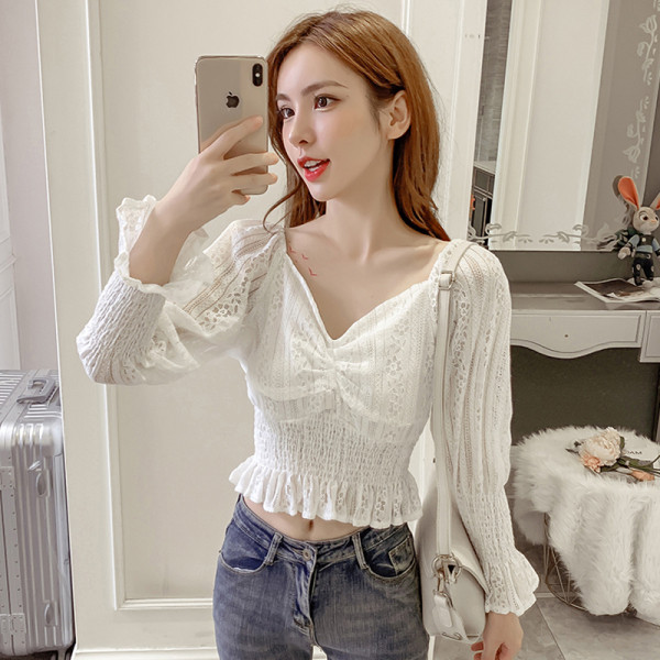 Sieviešu ikdienas īsa blūze ar špica kakla izgriezumu un garām piedurknēm