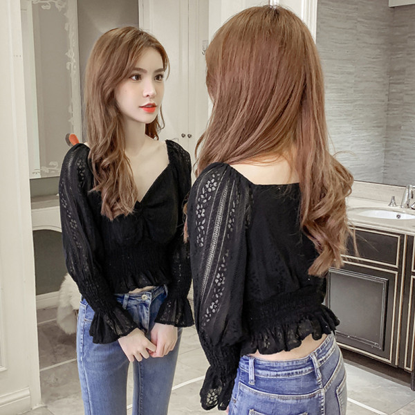 Sieviešu ikdienas īsa blūze ar špica kakla izgriezumu un garām piedurknēm